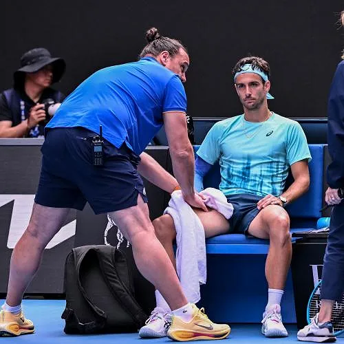 Open d’Australie : mené au score, Djokovic passe en demi-finale sur un abandon de Musetti