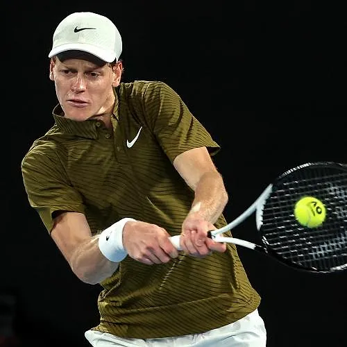 Open d’Australie : Jannik Sinner triomphe de Ben Shelton en trois sets et rejoint Novak en demi