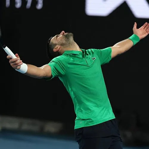 Un Novak Djokovic stratosphérique l’emporte en 5 sets contre le double tenant du titre Jannik Sinner