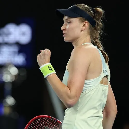 Open d’Australie : Elena Rybakina renverse Aryna Sabalenka et décroche son premier titre à Melbourne