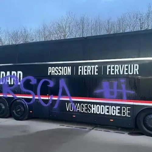 Clasico : Les hostilités ont déjà commencé, le bus du standard tagué par des supporters d’Anderlecht