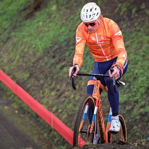 Van der Poel remporte facilement son huitième titre de champion du monde en cyclocross