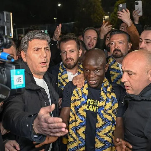 L’accueil totalement dingue des supporters du Fenerbahce pour Ngolo Kanté