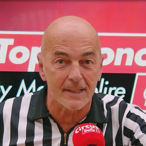 « Charleroi dans le top 6 ? Oui » : Marc Delire préface Charleroi-Cercle avec deux fans dans « Top Prono »