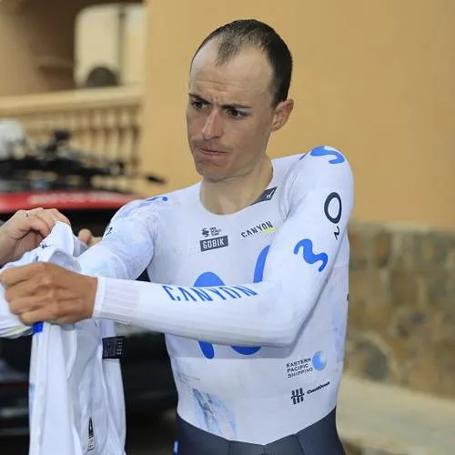 Un adversaire de moins pour Remco : Enric Mas forfait pour l’UAE Tour après une chute à l’entraînement