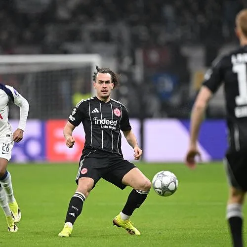 Une longue absence est crainte pour Arthur Theate, touché au genou à l’entrainement