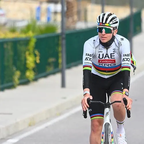 « Vous attendez deux minutes ou vous me montrez votre doigt d’honneur ? » : Pogacar fâché sur un fan à qui il demande d’attendre pour une photo