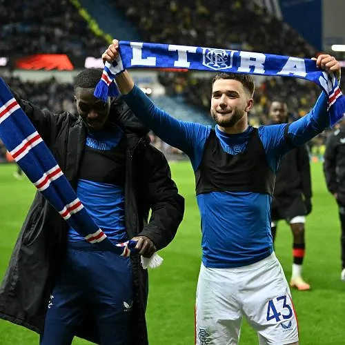 Raskin buteur avec les Rangers, Engels blessé : la soirée mitigée des Diables à l’étranger (vidéo)