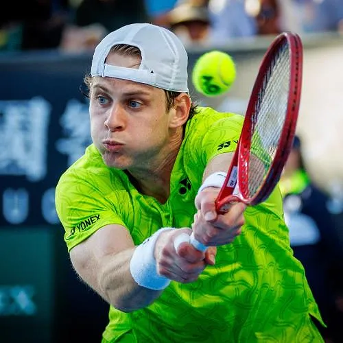 Zizou Bergs opposé à un des meilleurs serveurs du monde à Doha