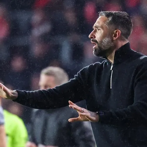 « C’est un cirque permanent » : Marc Delire préface Anderlecht – La Louvière avec deux fans dans « Top Prono »