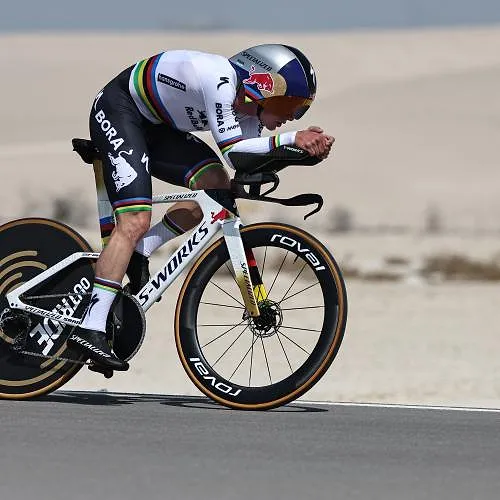 Coup double pour Remco Evenepoel à l’UAE Tour : il remporte le contre-la-montre et prend le maillot de leader !