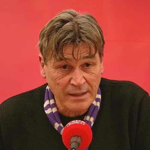 « Un poulet sans tête » : Marc Delire préface Zulte Waregem – Anderlecht avec deux fans dans « Top Prono »