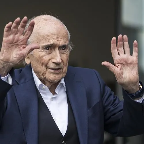 « La FIFA est une dictature centrée uniquement sur son président » : Blatter allume Infantino