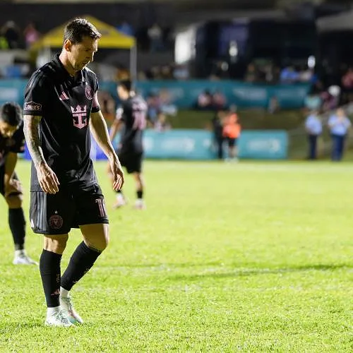 Les deux équipes en noir, Messi taclé par un steward : l’improbable match amical de l’Inter Miami