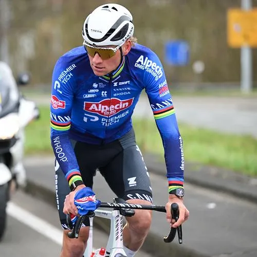 L’incroyable réflexe de Mathieu Van der Poel pour éviter une chute sur le Nieuwsblad