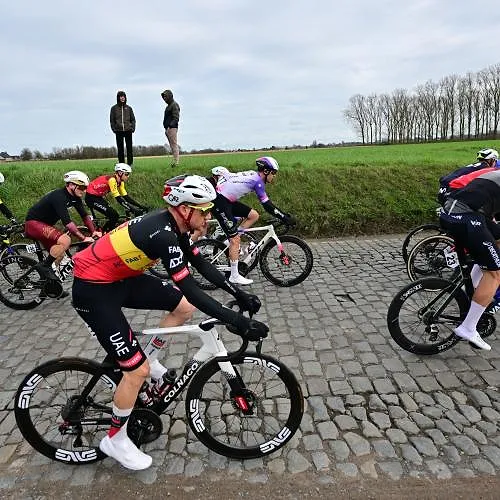 Grosse chute à Kuurne et abandon de Tim Wellens !