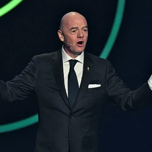 Infantino revient sur l’affaire Prestianni : « Si un joueur se couvre la bouche, il doit être exclu »