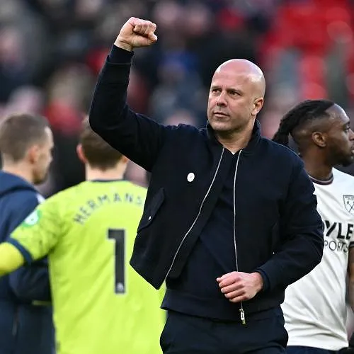 « On peut presque frapper le gardien au visage et l’arbitre dit : ‘Continuez’ » : Slot, pas fan de la Premier League