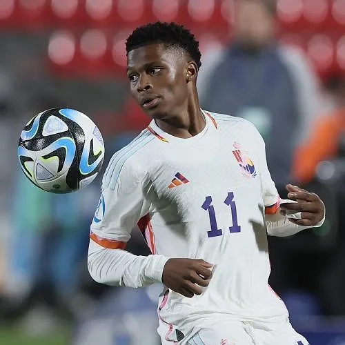 Son équipier est à sa hauteur alors qu’il n’a pas encore tiré, Ramazani doit retirer son penalty