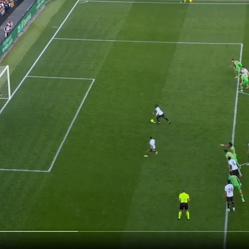 Son équipier est à sa hauteur alors qu’il n’a pas encore tiré, Ramazani doit retirer son penalty