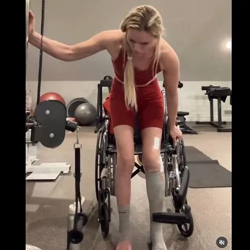 Un mois après son terrible accident, Lindsey Vonn est déjà de retour à la salle !