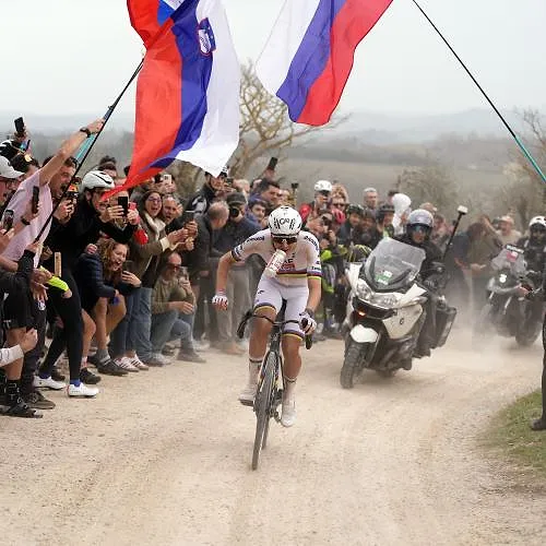 Tout simplement trop fort : Tadej Pogacar part en solo à 80 km de l’arrivée, et remporte pour la troisième fois consécutive, les Strade Bianche
