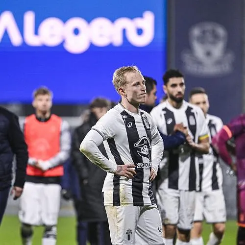 « On n’a pas saisi nos chances », « On a manqué d’énergie » : les réactions des joueurs carolos après le partage à Dender (2-2)