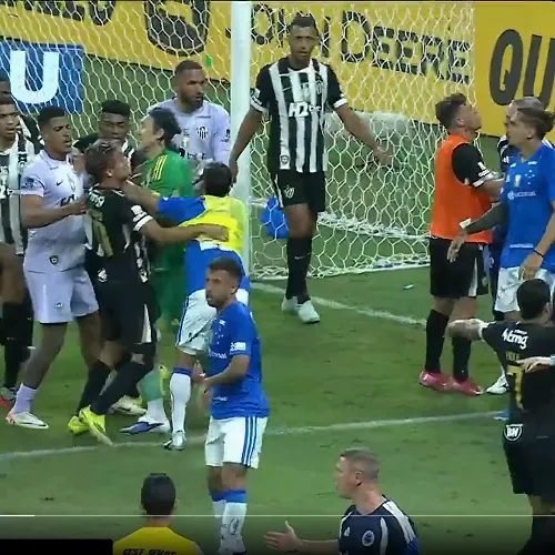 Un coup de poing de Hulk, 23 cartons rouges : un match tourne à la bagarre générale au Brésil