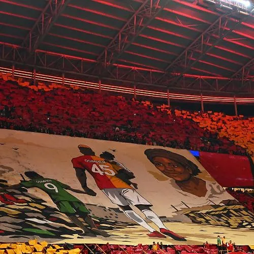 « Nous sommes une famille et la famille, c’est tout » : le magnifique tifo des supporters du Galatasaray pour Osimhen