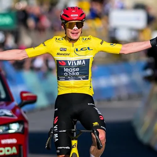 Jonas Vingegaard en rajoute une couche : il s’offre la 5e étape de Paris-Nice en solitaire !