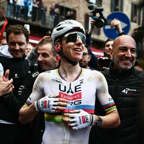 « Il a gagné son premier Tour alors qu’il mangeait des pizzas, buvait de la bière et jouait à la PlayStation » : l’anecdote folle de Domen Novak sur Pogacar