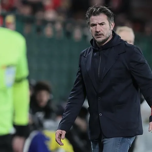 L’ancien coach du Standard Carl Hoefkens reste au NAC Bréda malgré la descente en D2 néerlandaise !