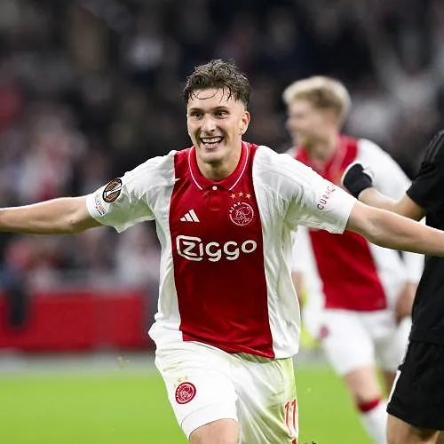 Mika Godts vers un top club anglais ? L’attaquant belge serait dans le viseur de Manchester United !