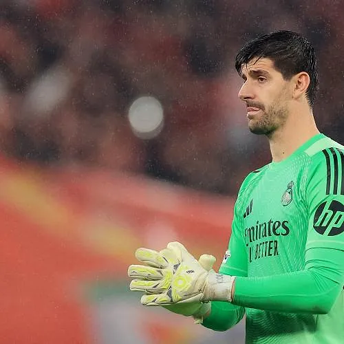 « Nous prévoyons déjà son retour dimanche » : Arbeloa dévoile pourquoi il a remplacé Thibaut Courtois !