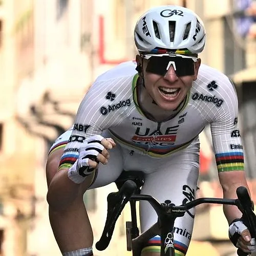 Pogacar s’impose au sprint face à Pidcock et remporte son premier Milan-San Remo, Van Aert 3 ème !