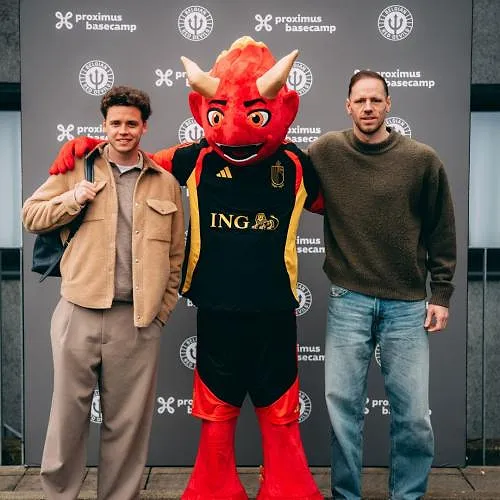 Nathan De Cat déposé par sa maman pour sa première : les Diables rouges sont arrivés à Tubize (photos)