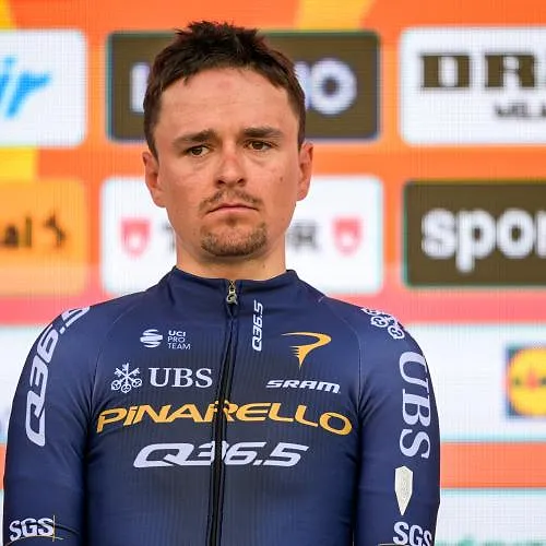 « Probablement des lésions osseuses et ligamentaires » : Pidcock abandonne en Catalogne