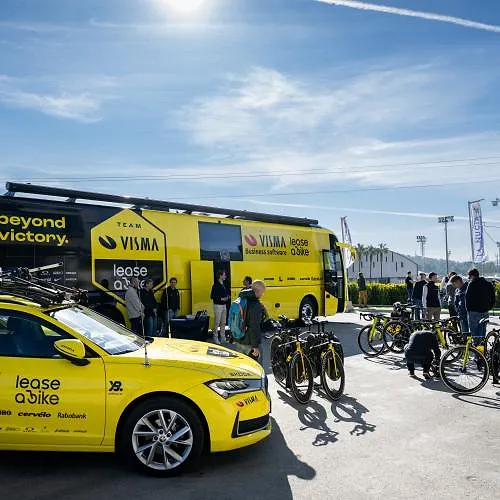 Scène surréaliste : la voiture de l’équipe Visma prise pour cible par deux personnes - Coppi e Bartali : « La sécurité de nos collègues était menacée », l’équipe Visma prise pour cible