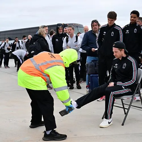 Scène insolite : les Diables Rouges subissent un contrôle strict sur le tarmac avant de rejoindre Chicago