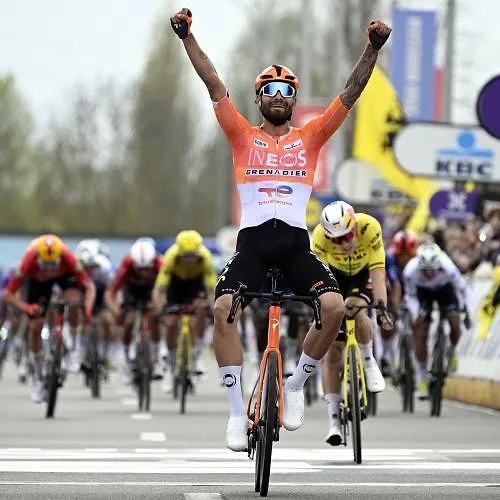 Ganna reprend et dépose van Aert à 100m de la ligne et remporte A travers la Flandre