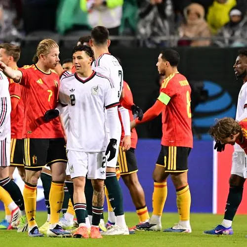 Les images que vous avez manquées : ça a chauffé entre De Bruyne et un joueur mexicain