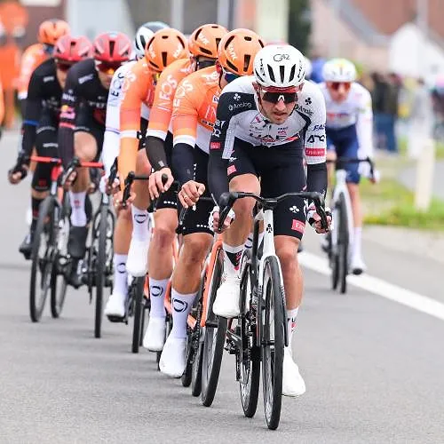 Un peloton scindé en deux par un passage à niveau sur le Tour des Flandres ! (video)