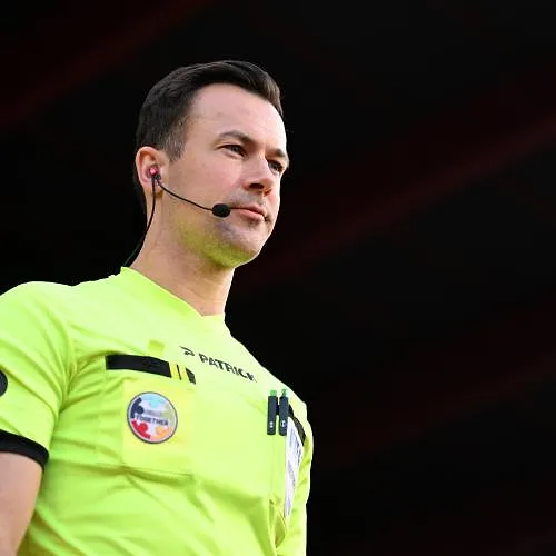 « Quand j’étais petit, je ne pouvais rêver que de cela » : Bram Van Driessche est le premier arbitre belge à participer au Mondial depuis 16 ans !