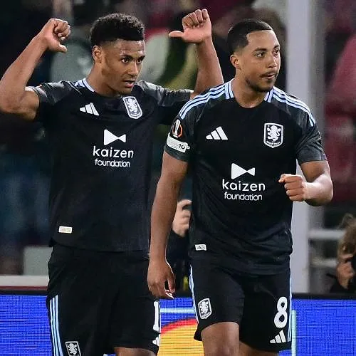 Europa League : Aston Villa, avec Onana et Tielemans titulaires, s’impose à Bologne, Forest partage - Aston Villa's English striker #11 Ollie Watkins celebrates scoring his team's third goal with Aston Villa's Belgian midfielder #08 Youri Tielemans during the UEFA Europa League quarter final first leg football match between Bologna and Aston Villa at the Renato Dall'Ara stadium in Bologna on April 9, 2026. Stefano RELLANDINI / AFP