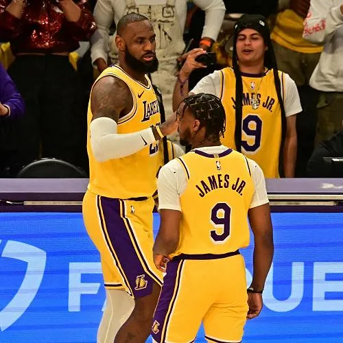 Bronny pour LeBron, les James marquent l’histoire : premier assist d’un fils pour son père en NBA