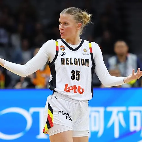 A peine débarquée à New York, Julie Vanloo marque les esprits avec un double double