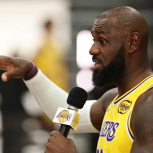 Un soutien insolite avant Roubaix : LeBron James adresse un message à Mathieu van der Poel