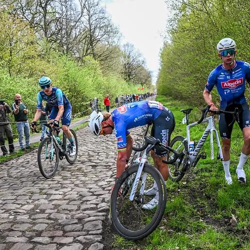 « C’était vraiment idiot de ma part » : l’erreur d’Alpecin qui a coûté Paris-Roubaix à Van der Poel