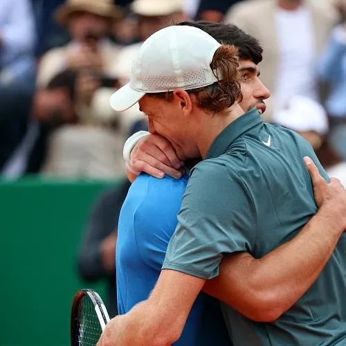 Carlos Alcaraz se confie sur sa relation avec Jannik Sinner : « On ne sort pas dîner, mais… »