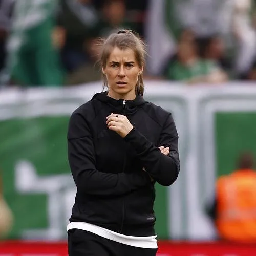 Moment historique : Marie-Louise Eta devient la première femme entraîneure principale dans un grand championnat !